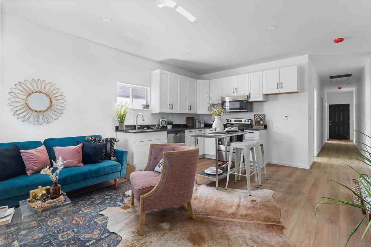 404/406 Amherst Ave - Photo 3 of 9