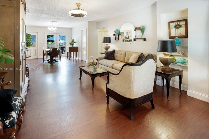 254 Sw 6th St - Photo 3 of 29