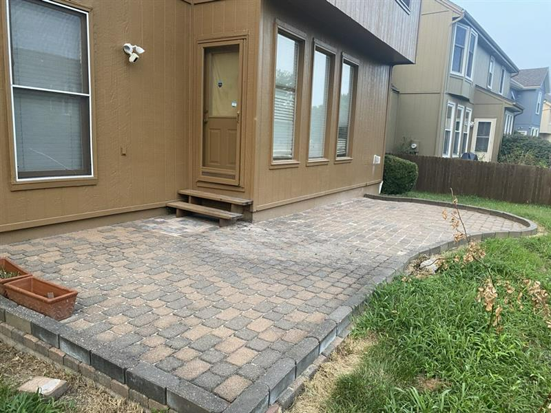 8511 W 127th Ter - Photo 2 of 4