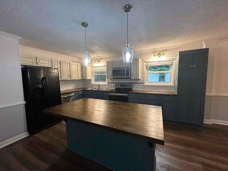 436 Riverdale Rd - Photo 5 of 13