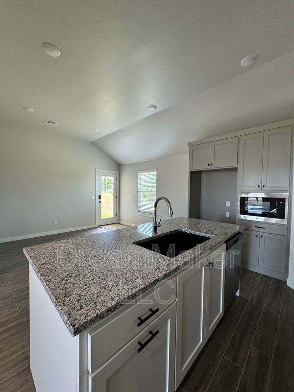 4980 Se 12th Ave - Photo 3 of 17