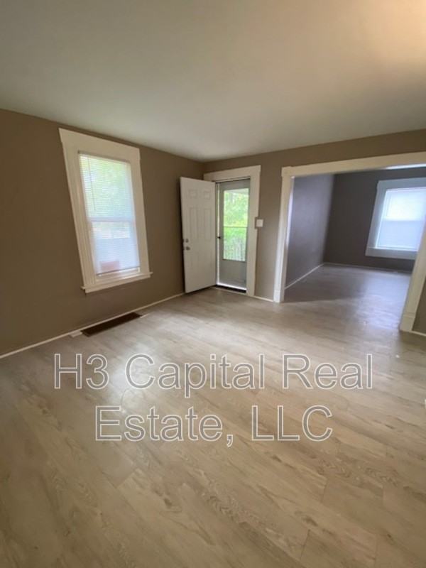 2120 Lee Ave - Photo 3 of 13