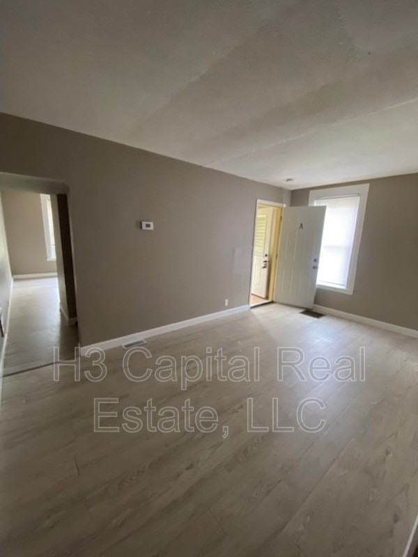 2122 Lee Ave #B - Photo 3 of 11