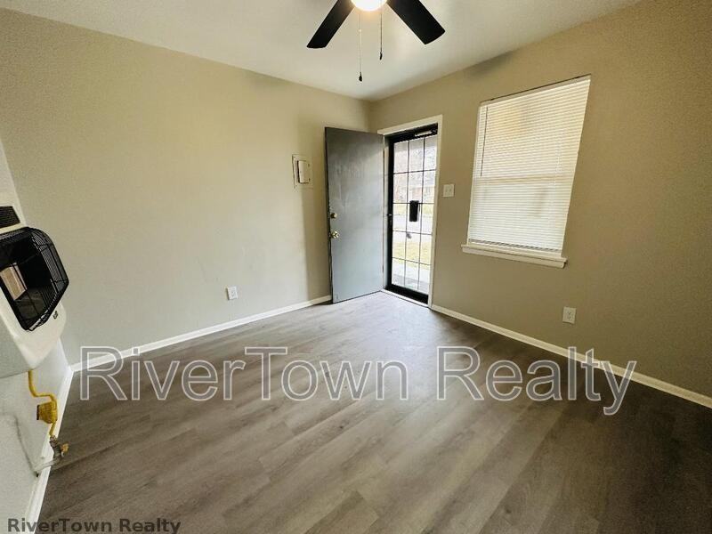 1488 Lake Grove St - Photo 3 of 8