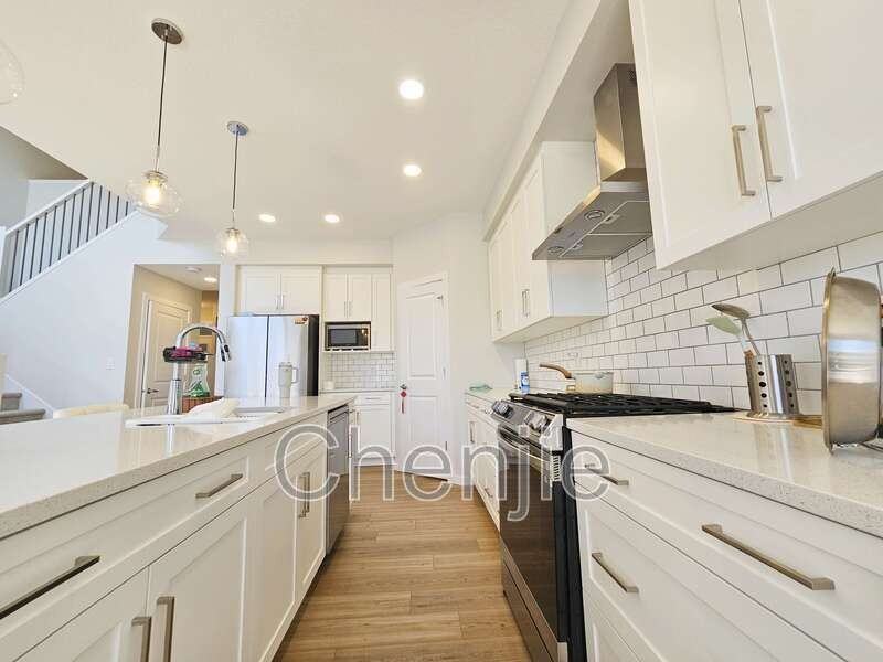22729 82a Ave Nw - Photo 2 of 35