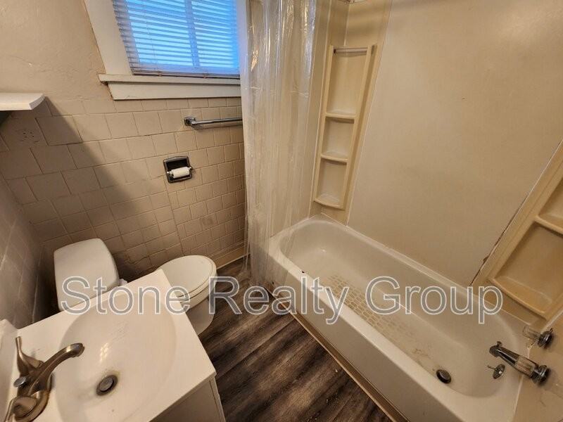 622 College Ave - Photo 7 of 8