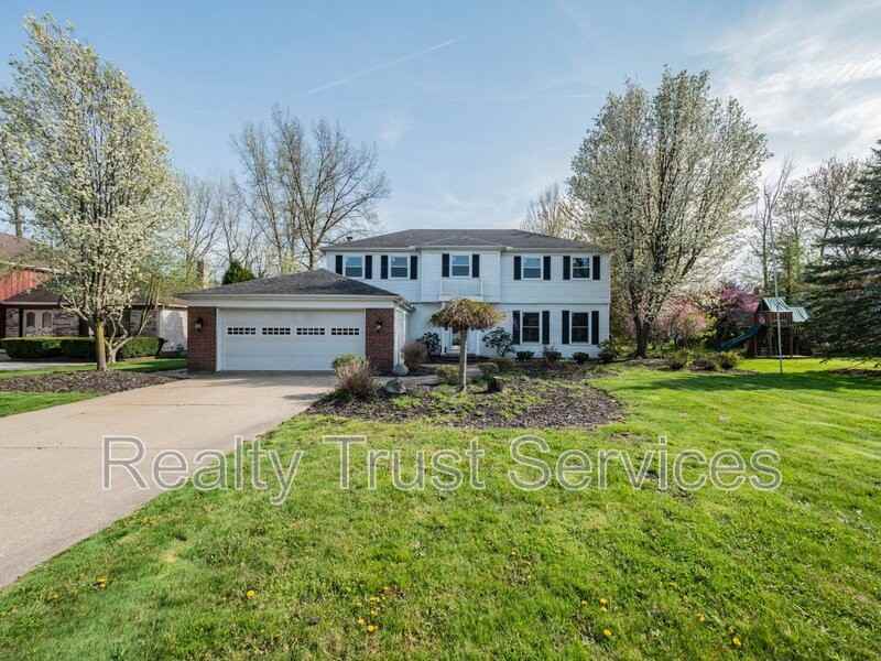 25107 Wildwood Dr - Photo 2 of 50