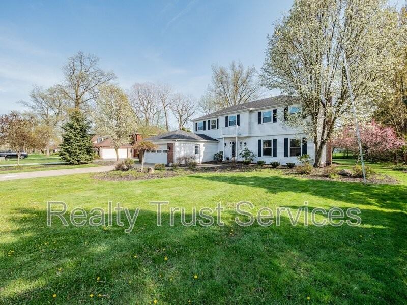 25107 Wildwood Dr - Photo 3 of 50