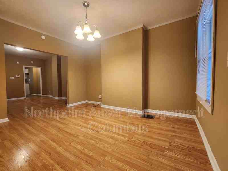 802 E Starr Ave - Photo 3 of 12