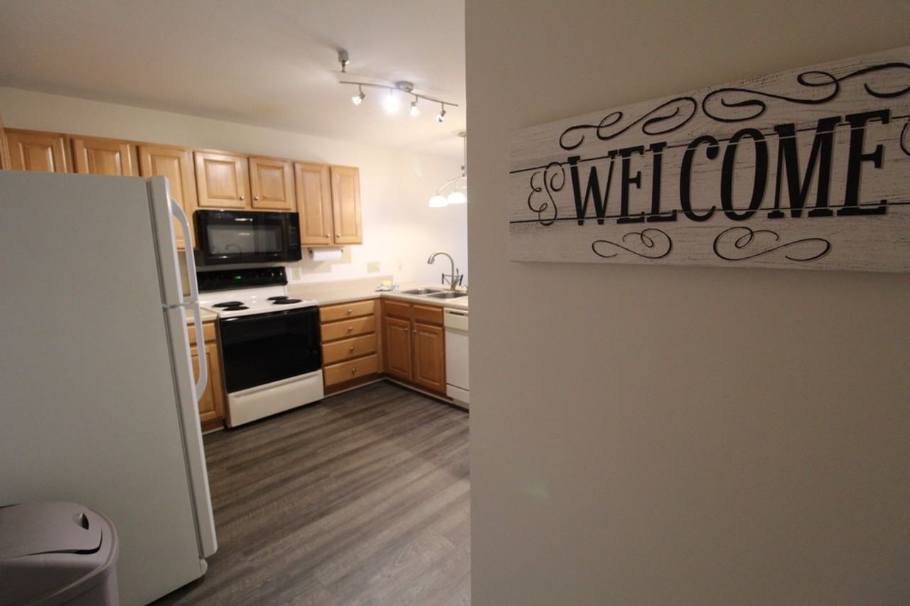 1366 Hunters Rd Apt G - Photo 2 of 22