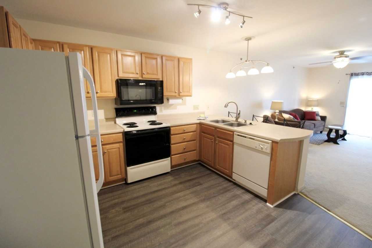 1366 Hunters Rd Apt G - Photo 3 of 22