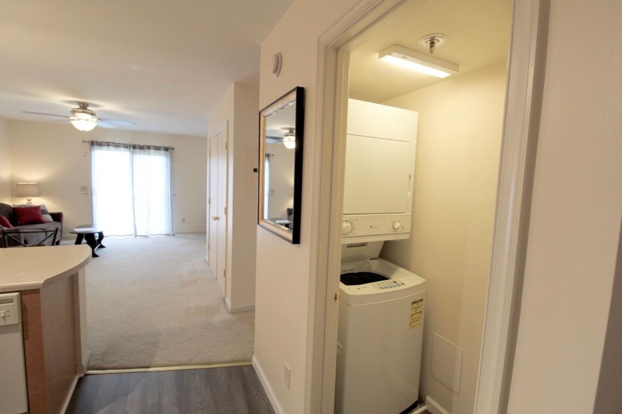 1366 Hunters Rd Apt G - Photo 4 of 22