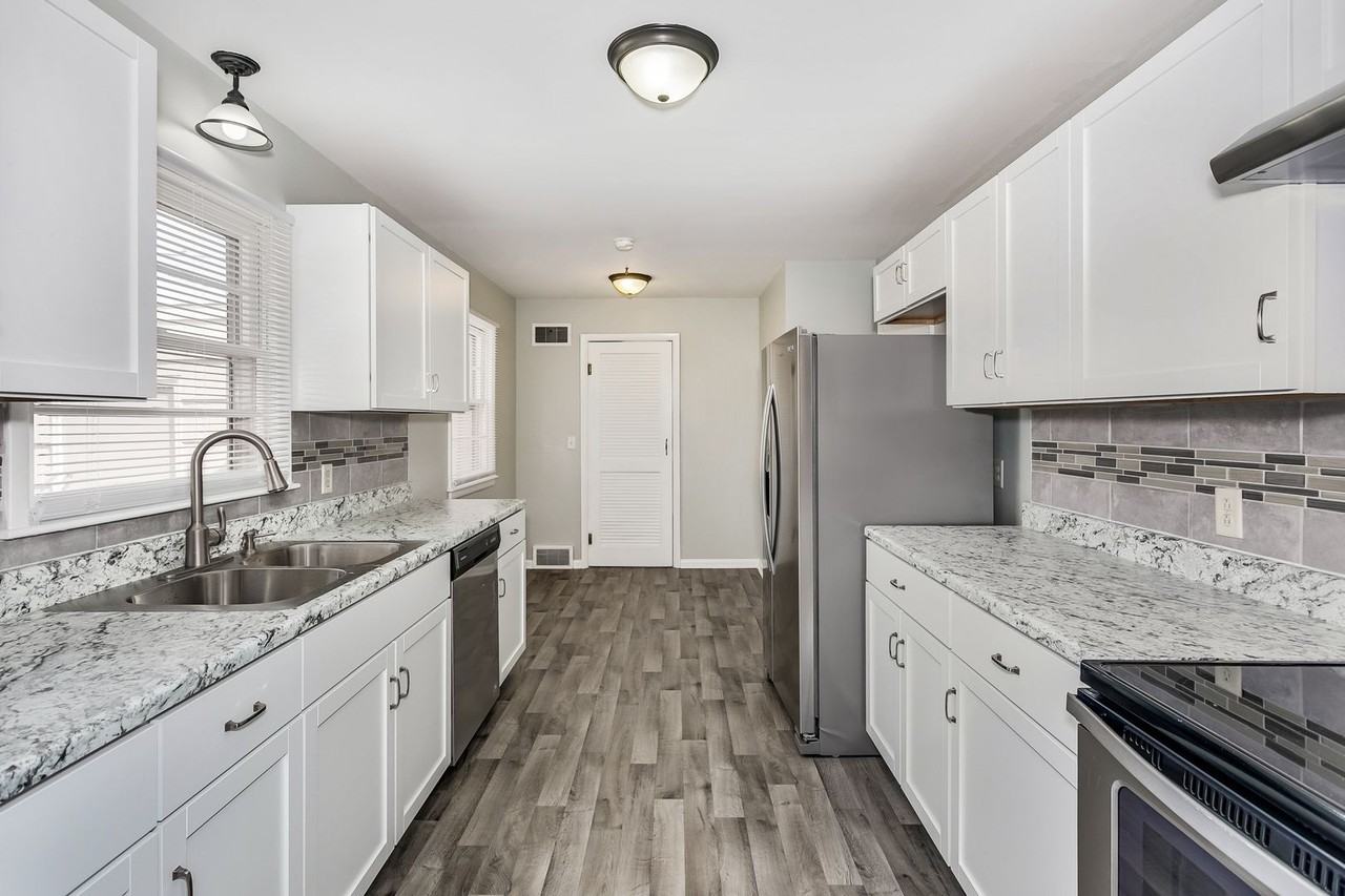 1125 N Edgemoor St - Photo 7 of 14