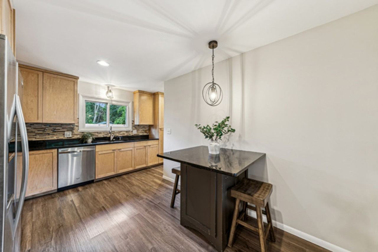 909 Girard St - Photo 3 of 15