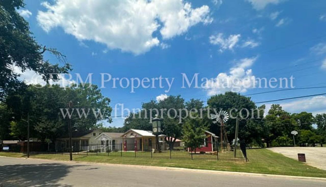 741 W Park Ave - Photo 4 of 16