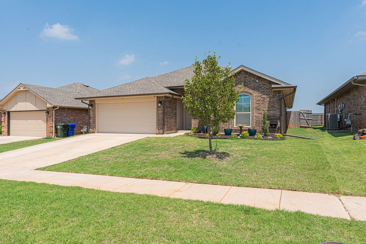 3911 Sledmere Ln - Photo 3 of 24