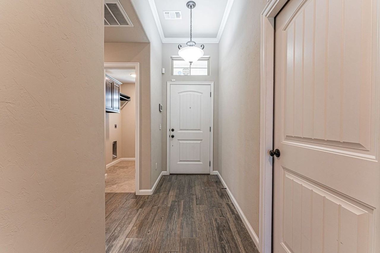 3911 Sledmere Ln - Photo 4 of 24