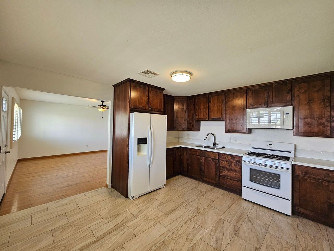 206 E 10th St - Photo 2 of 10