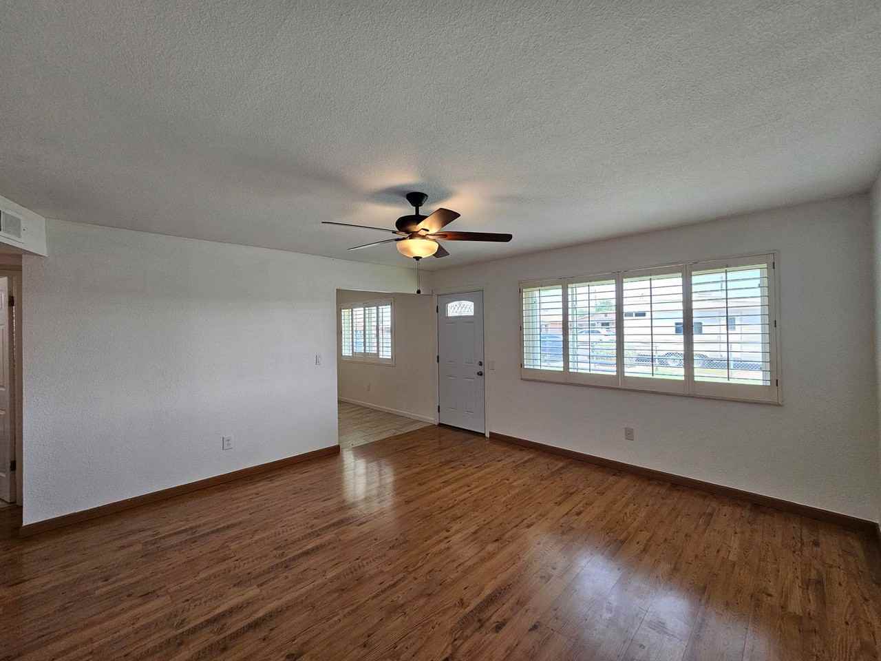 206 E 10th St - Photo 3 of 10