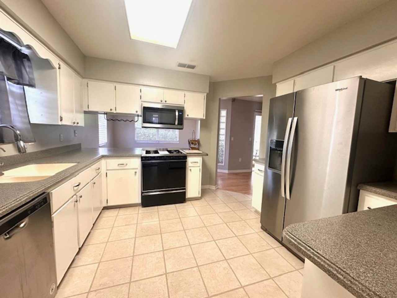 1649 Selkirk Dr - Photo 2 of 13