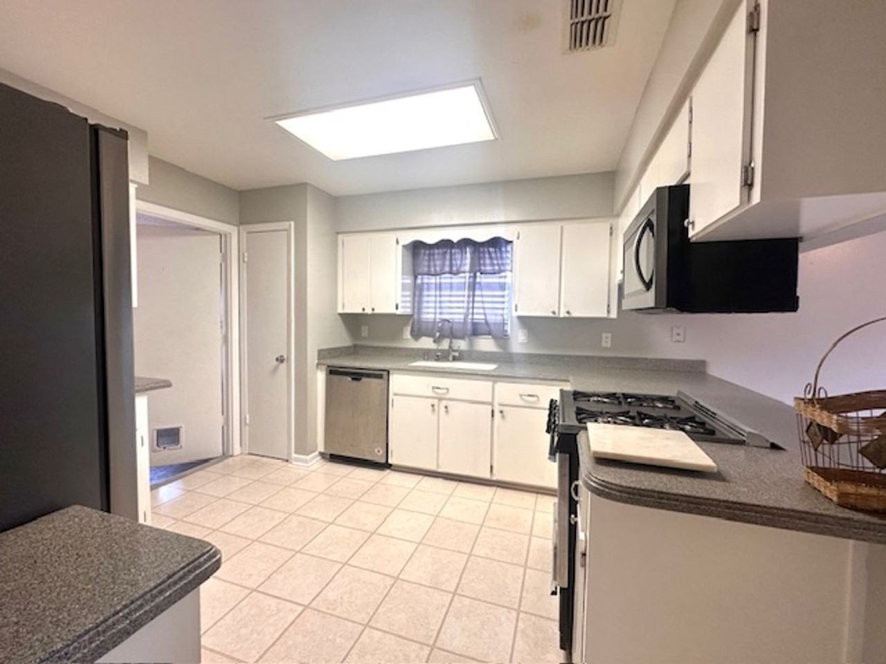 1649 Selkirk Dr - Photo 3 of 13