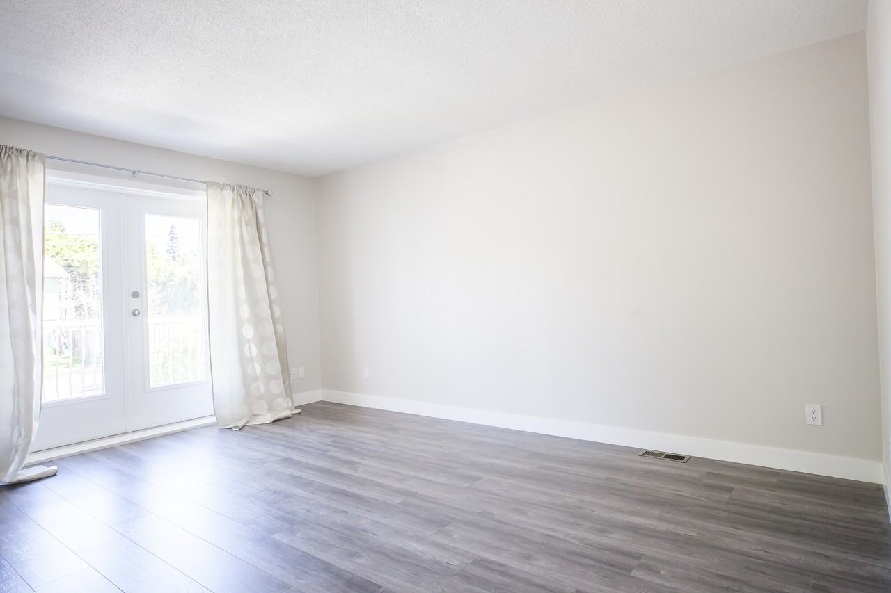 11604 75A Avenue - Photo 5 of 16