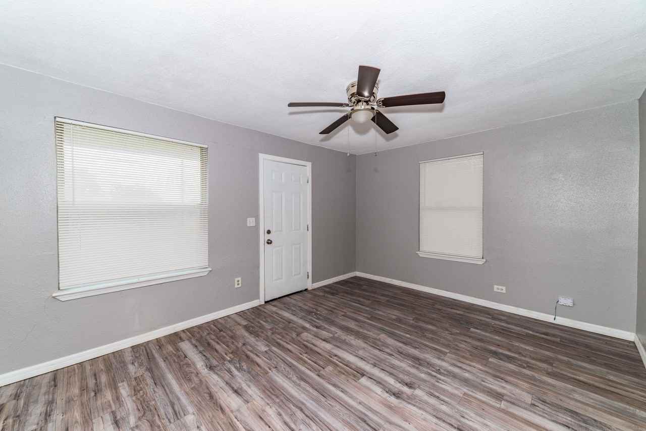 510 Bee St - Photo 2 of 22