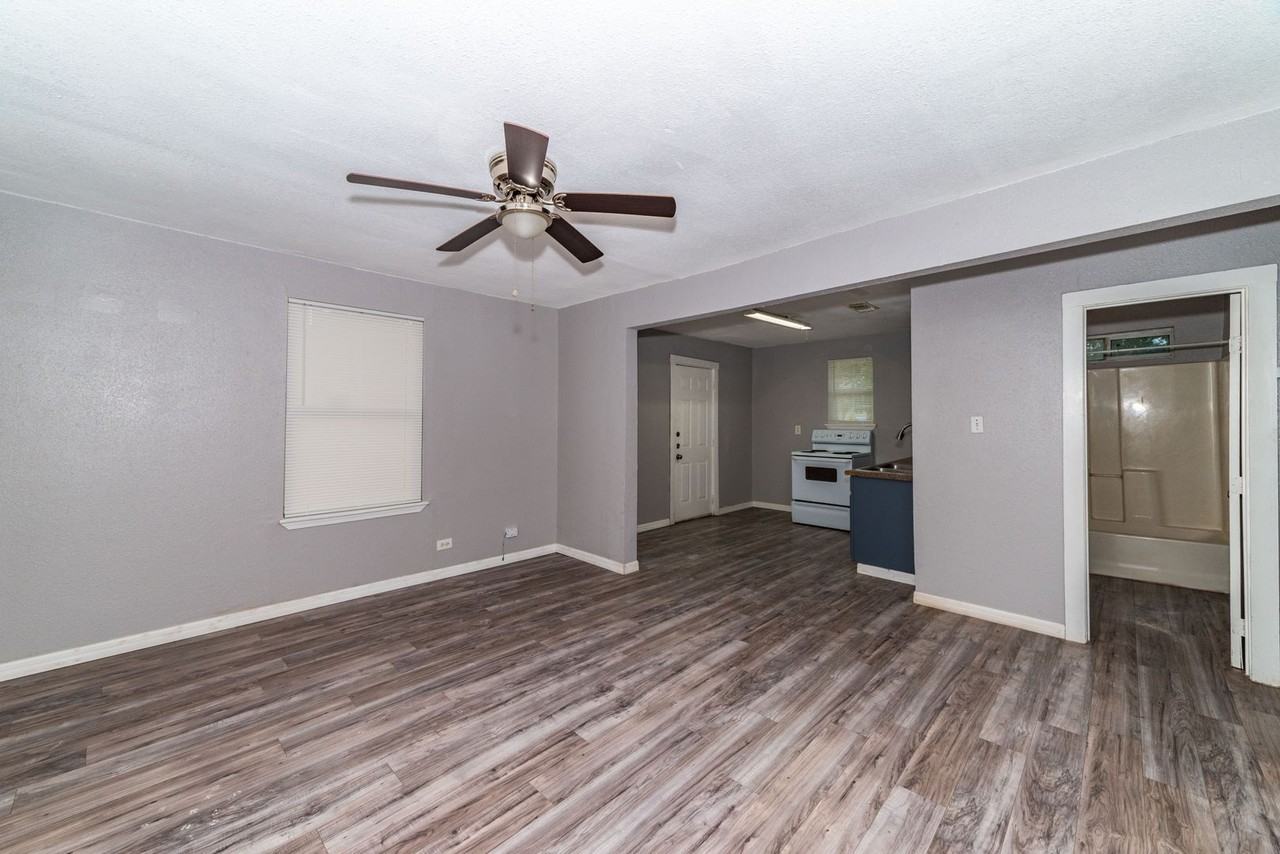 510 Bee St - Photo 4 of 22