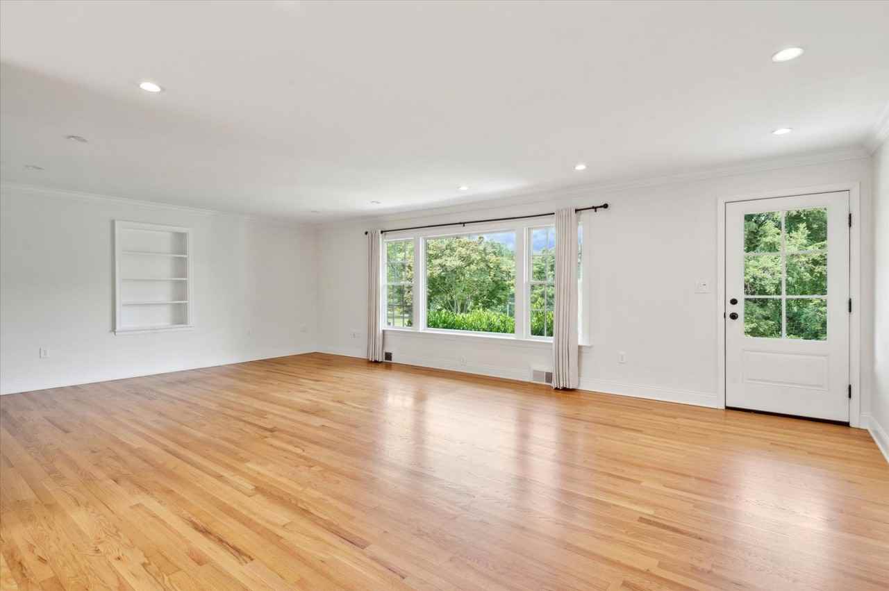 432 Webb Rd - Photo 4 of 33