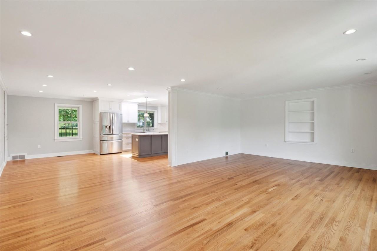 432 Webb Rd - Photo 6 of 33
