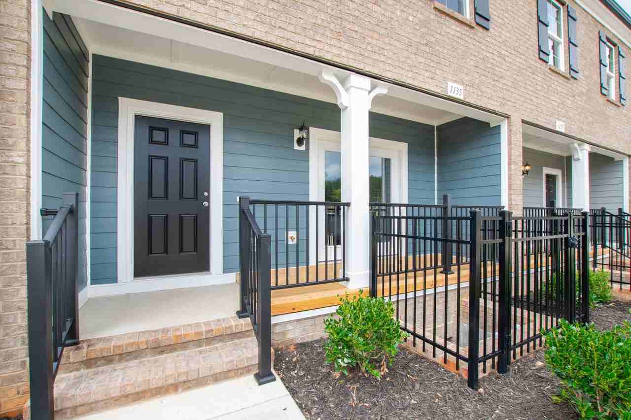 1135 Breadsell Ln - Photo 2 of 31