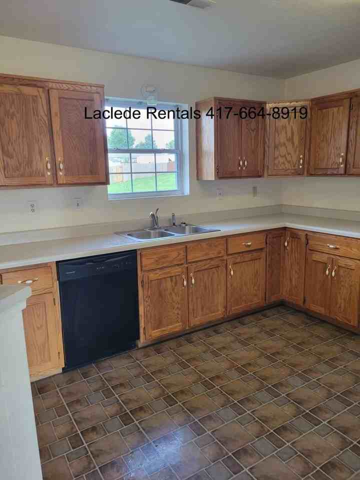 1239 Glenridge St - Photo 2 of 10