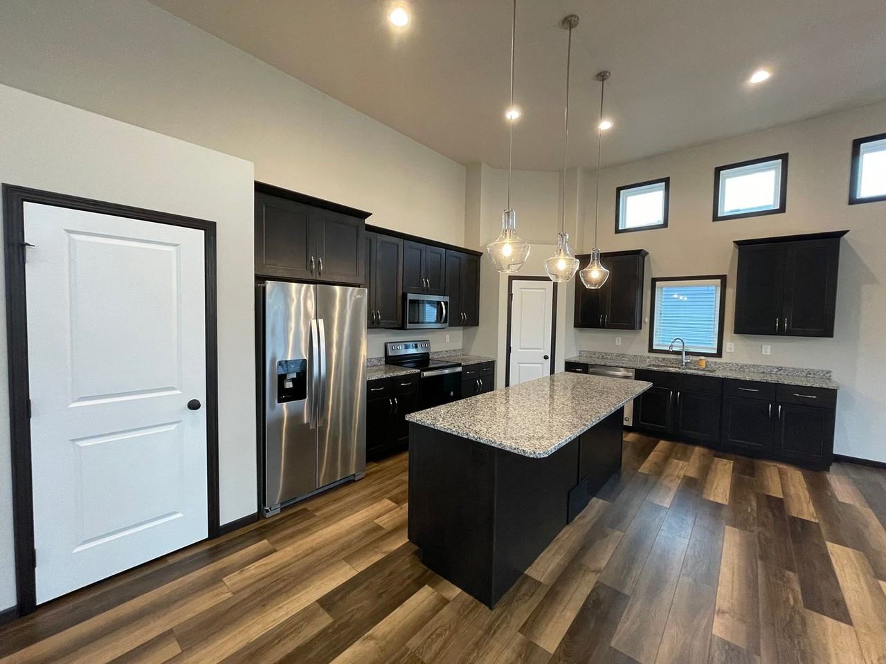 1070 Ashley Dr W - Photo 2 of 29