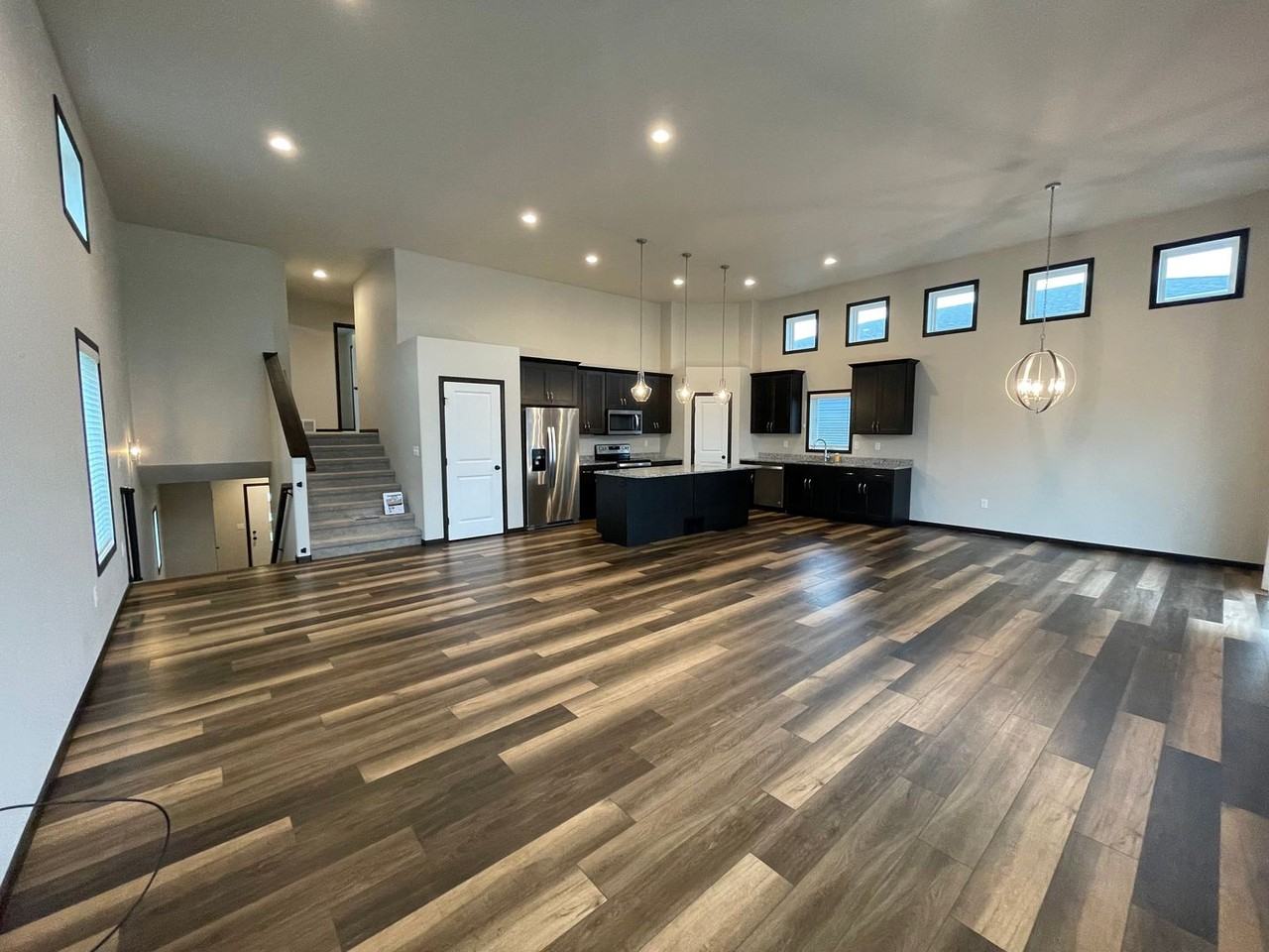 1070 Ashley Dr W - Photo 3 of 29