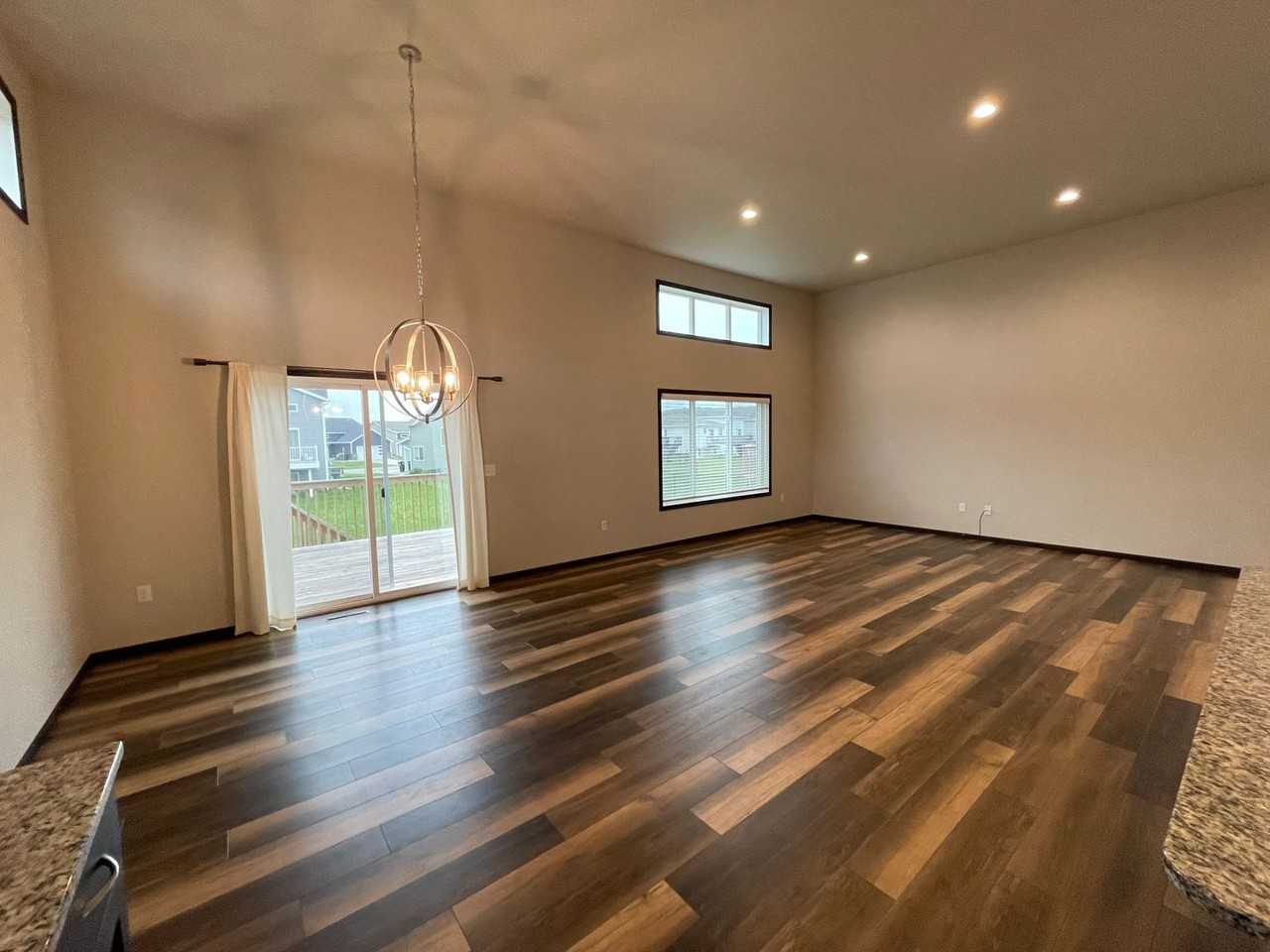 1070 Ashley Dr W - Photo 4 of 29