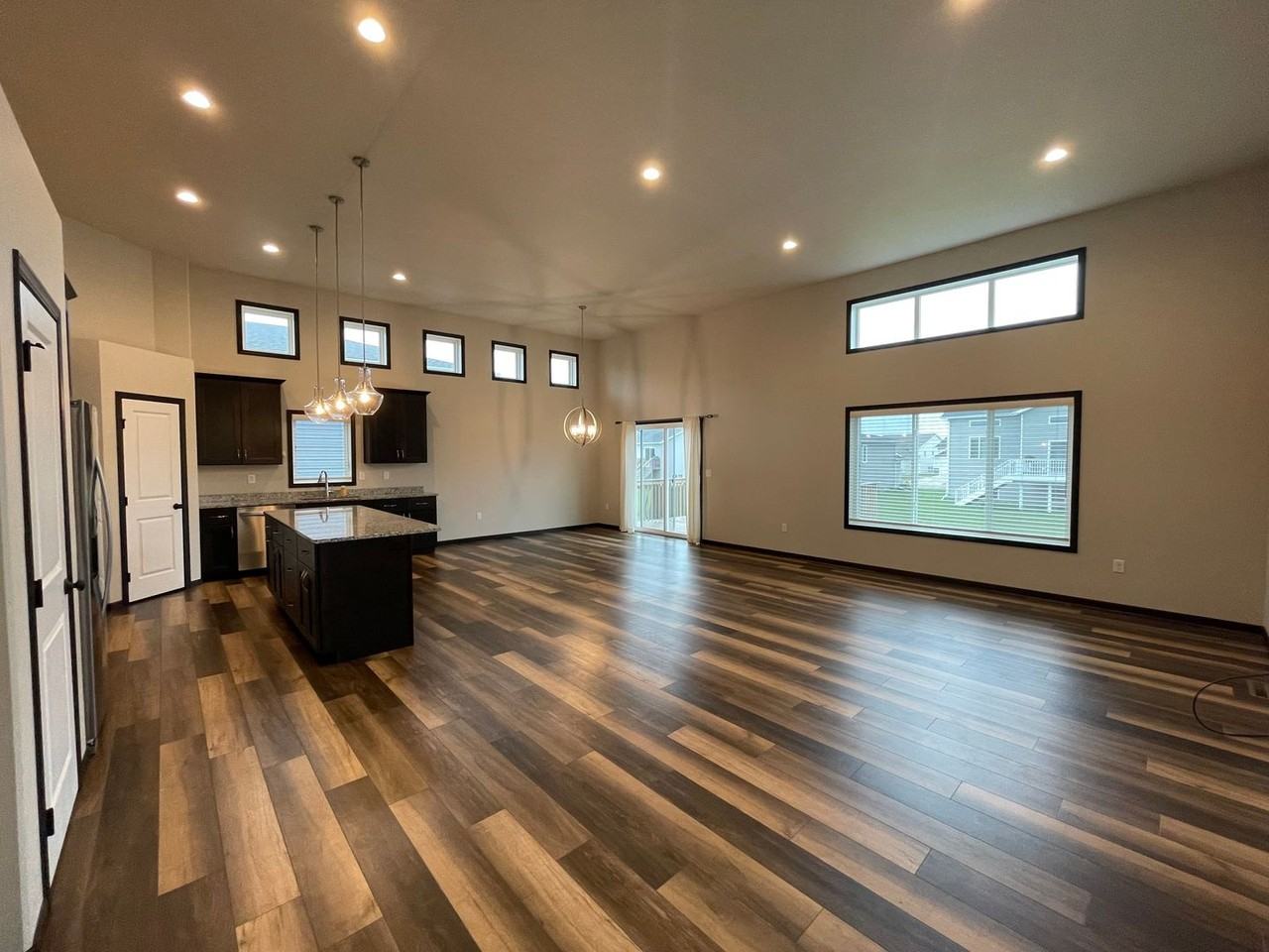 1070 Ashley Dr W - Photo 5 of 29