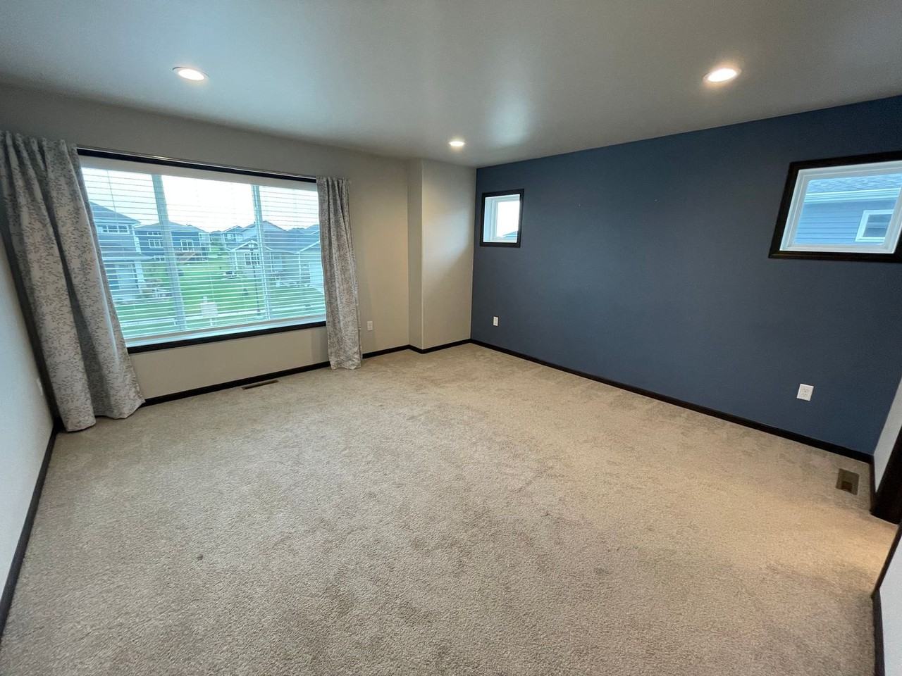 1070 Ashley Dr W - Photo 6 of 29