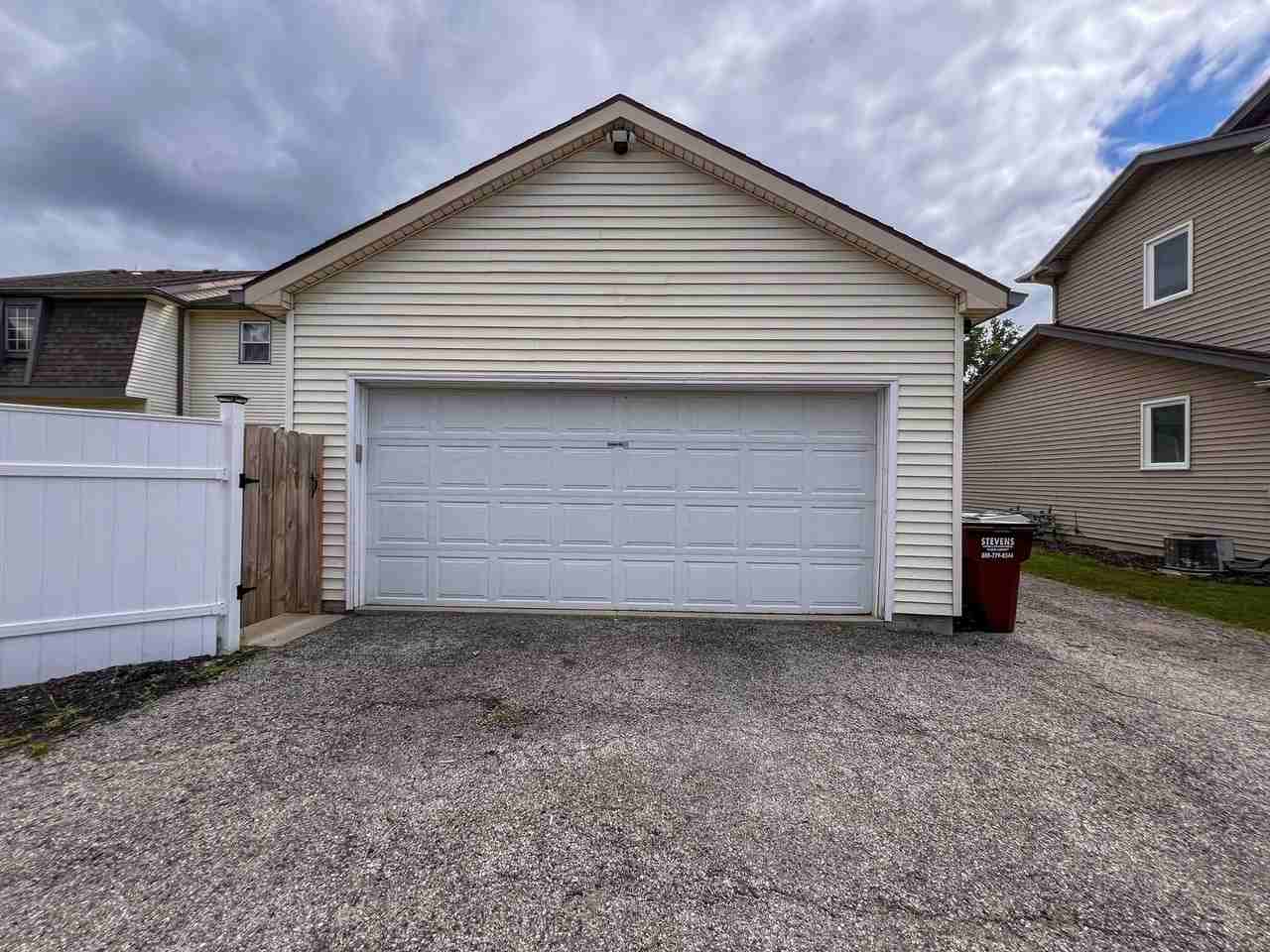 325 Wrexham Ln - Photo 2 of 11