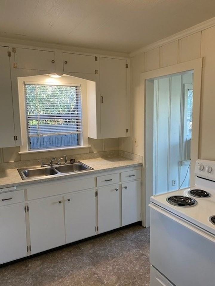 1840 Pleasant St - Photo 2 of 5