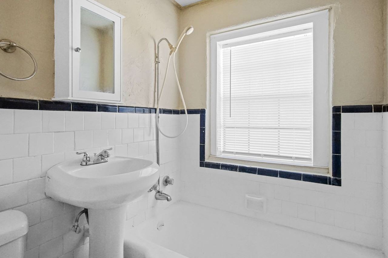 6905 Nw 12th St - Photo 3 of 6