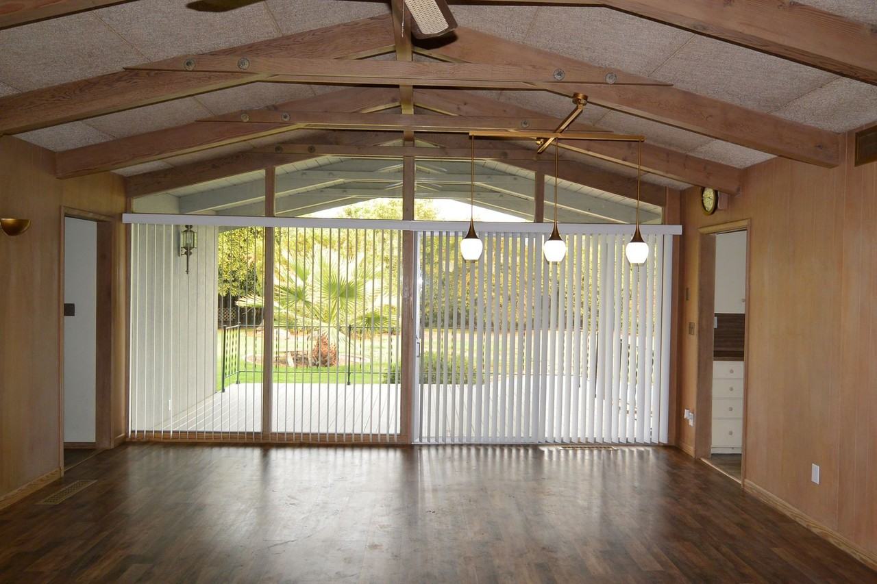 108 N Crenshaw St - Photo 3 of 18