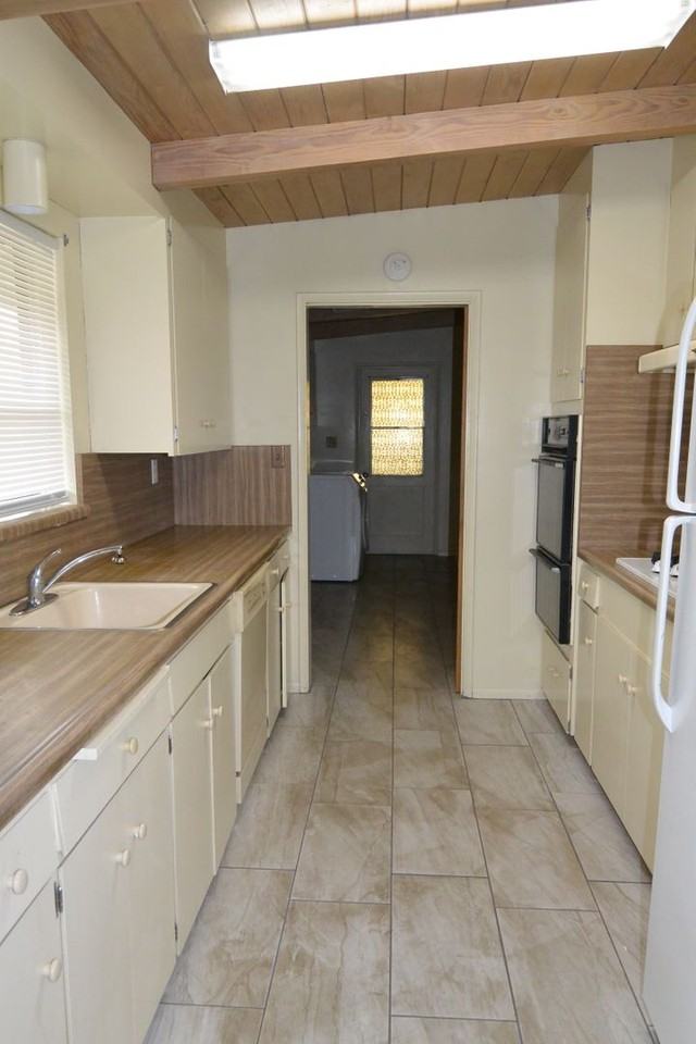 108 N Crenshaw St - Photo 4 of 18