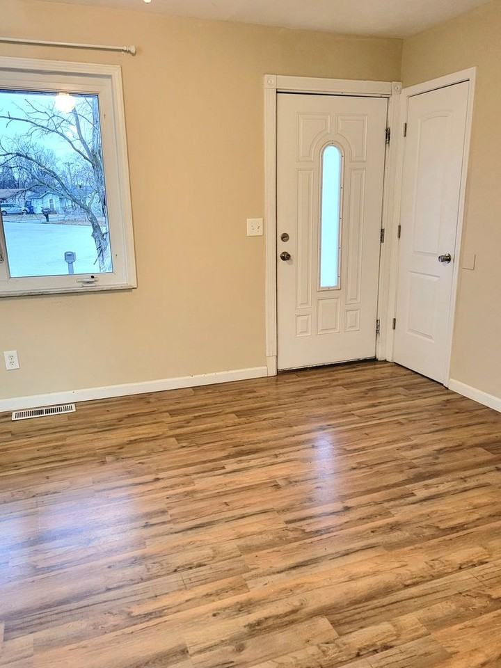 47 Iris Ave - Photo 2 of 17