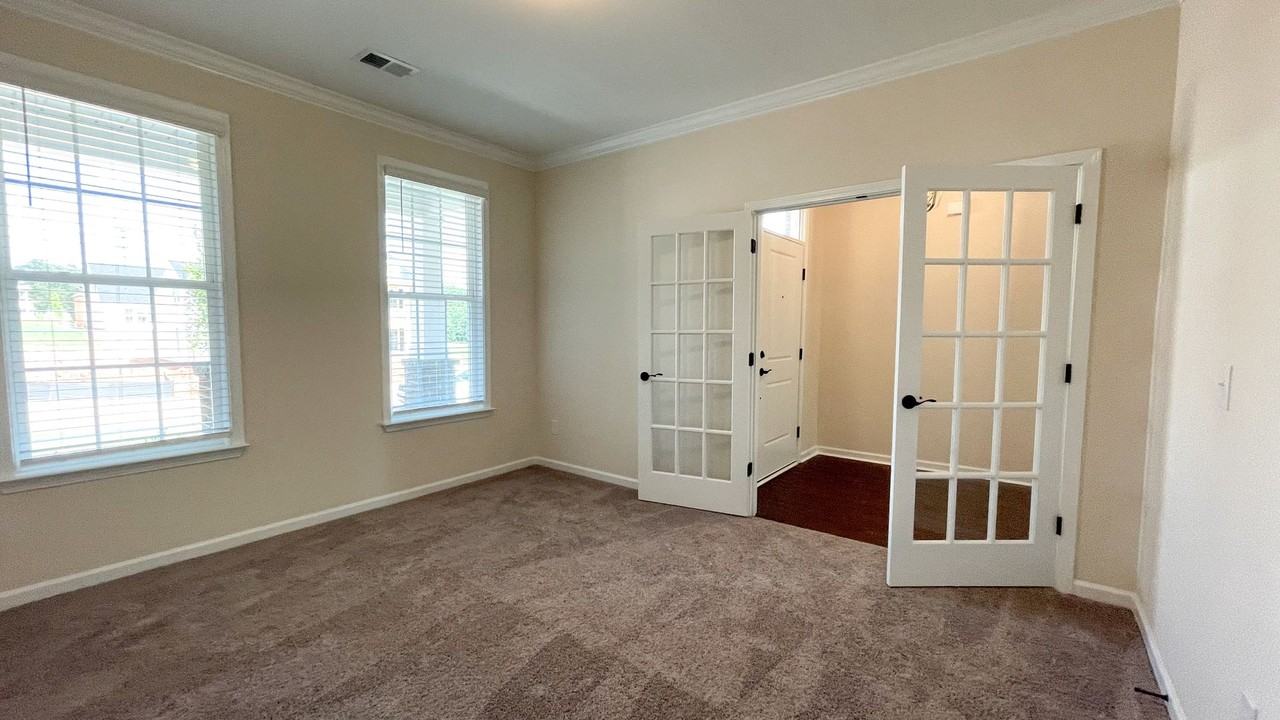 303 Starling Ave - Photo 5 of 39