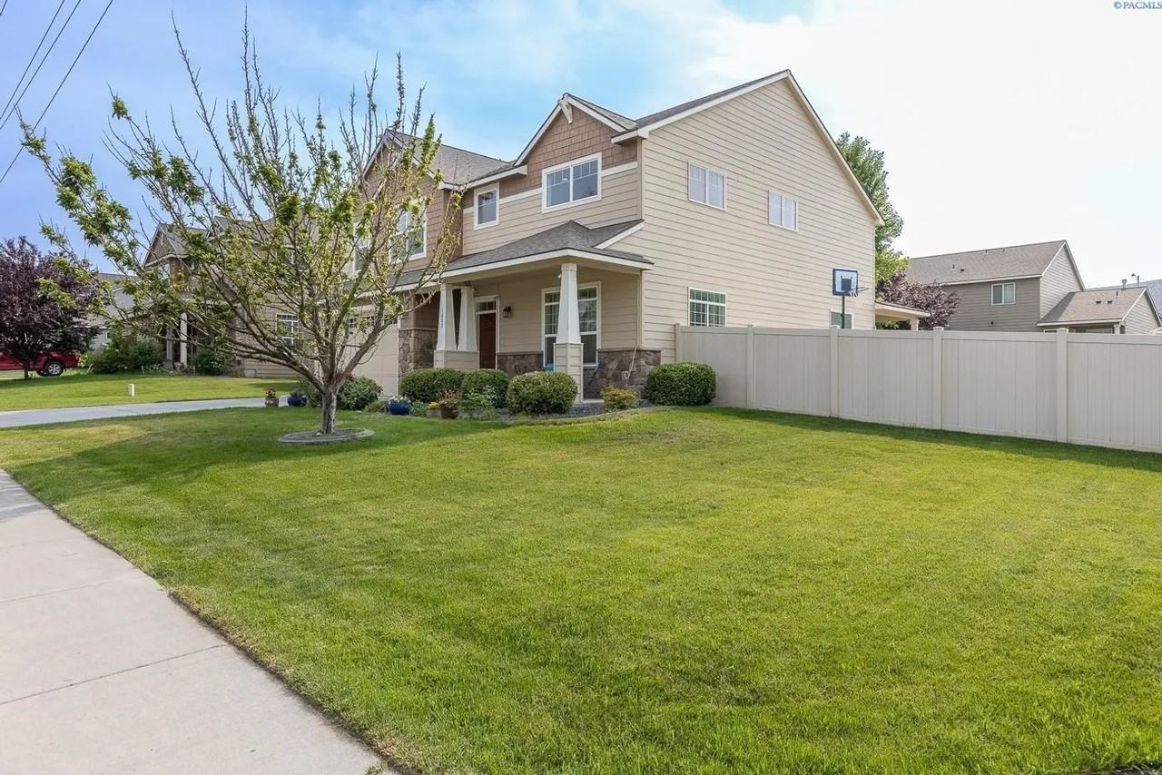 1653 Brantingham Rd - Photo 3 of 37