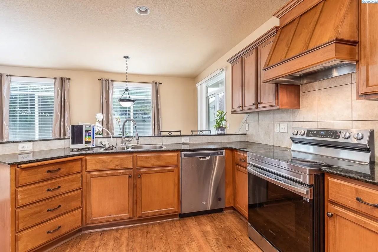 1653 Brantingham Rd - Photo 7 of 37