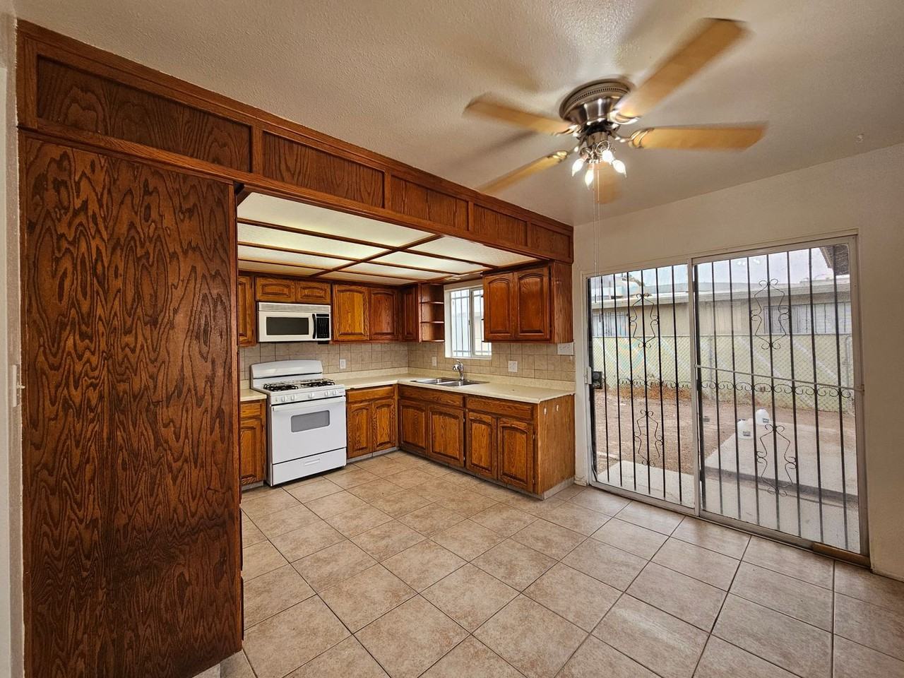 270 Maple Ave - Photo 2 of 12