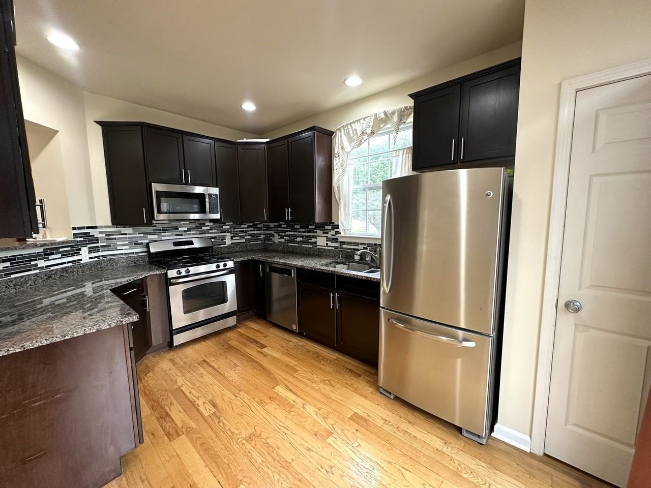 801 Juniper Ct - Photo 5 of 19