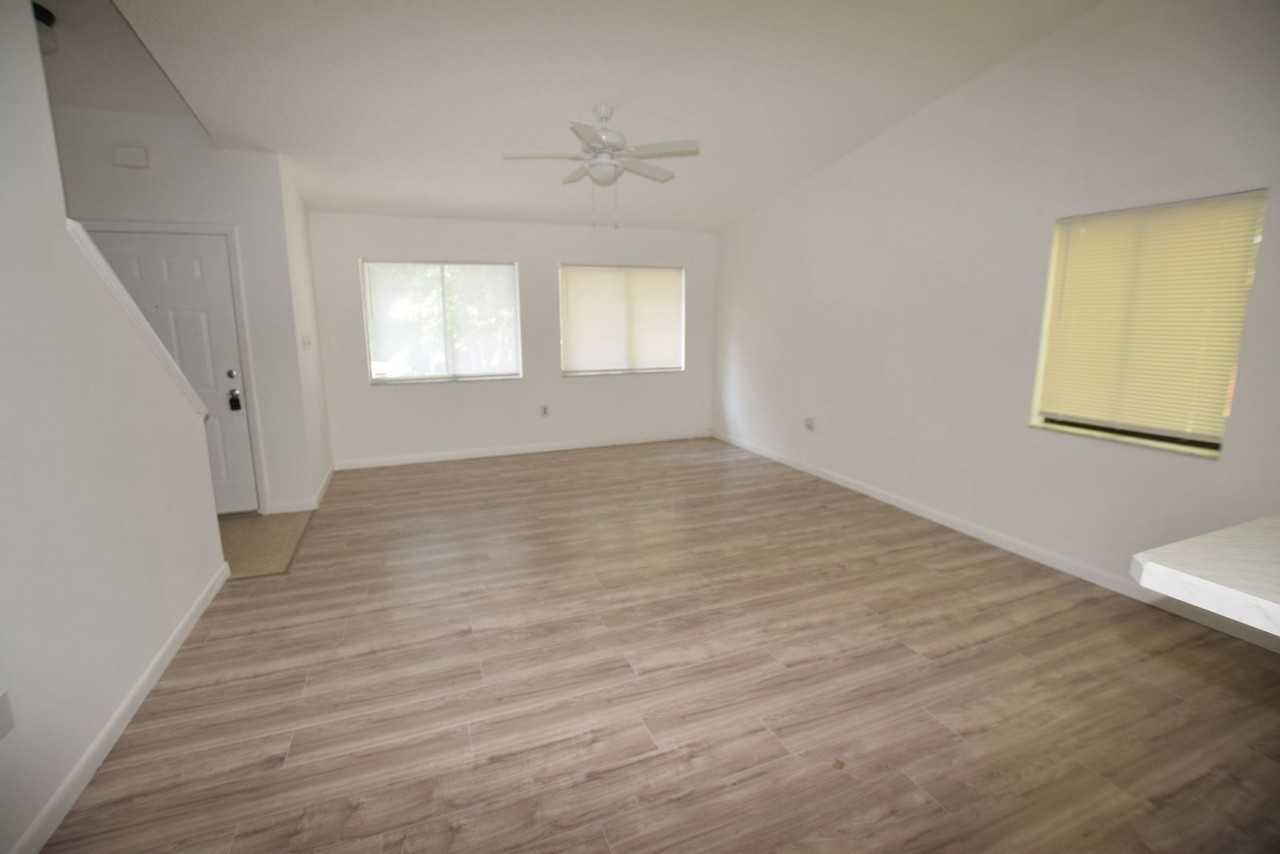 910 Sumter St - Photo 4 of 23