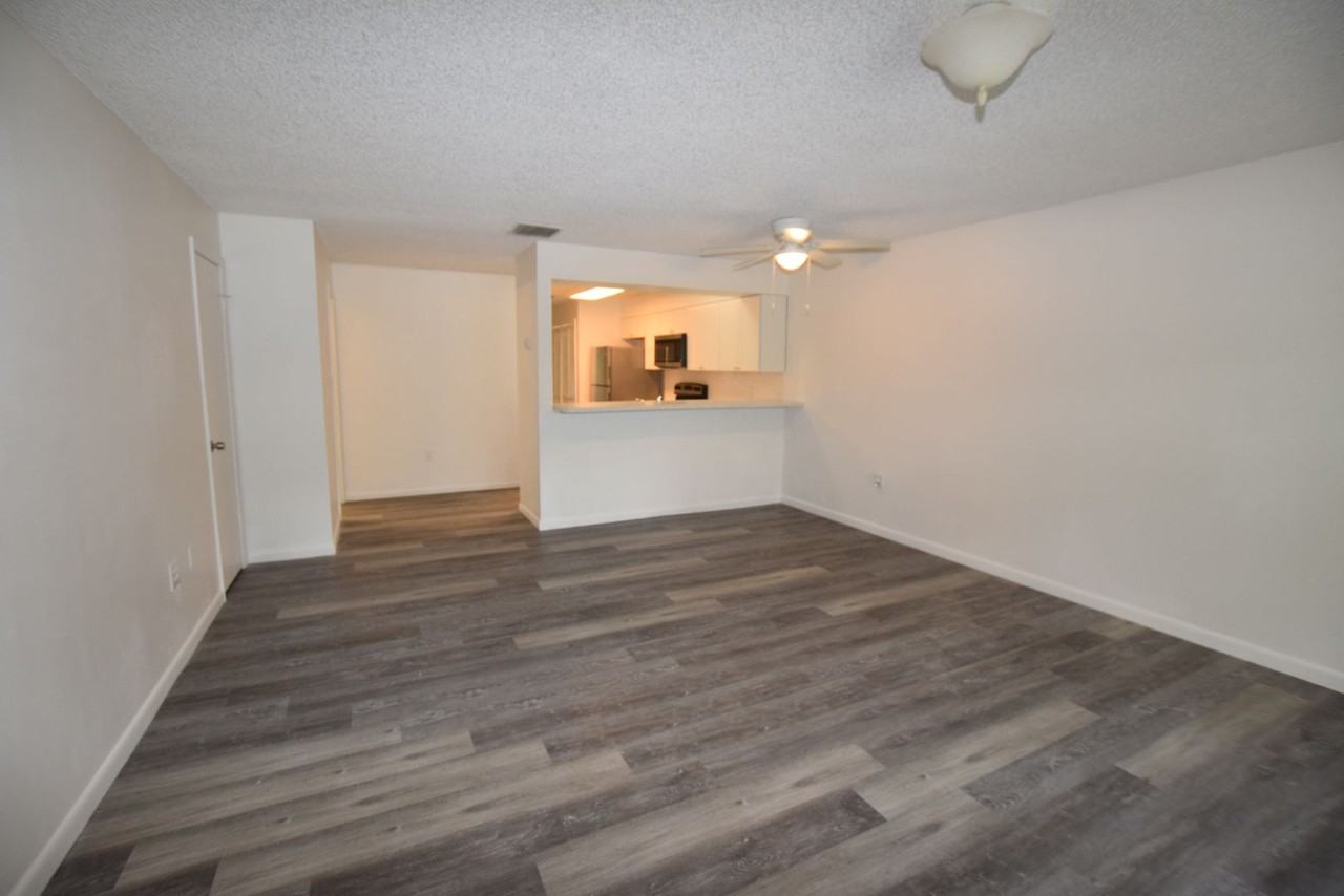 906 Sumter St - Photo 4 of 26